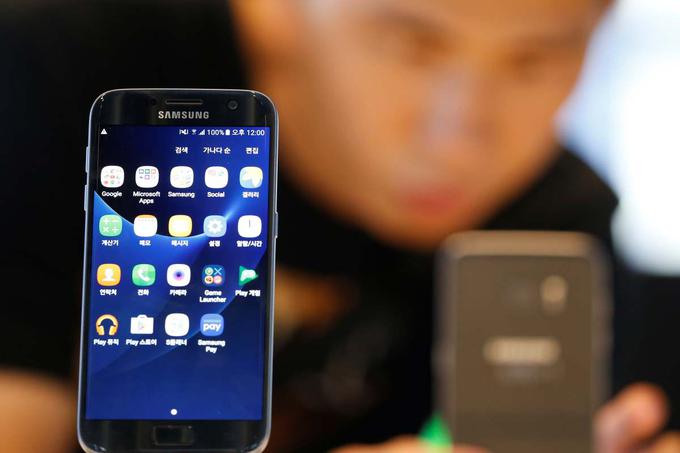 Samsung Galaxy S7 je v prodaji brez vezave pri operaterju malce cenejši od iPhona 7. Model z 32 gigabajti prostora za shranjevanje podatkov stane okrog 710 evrov (klik na fotografijo za vir).  | Foto: Reuters