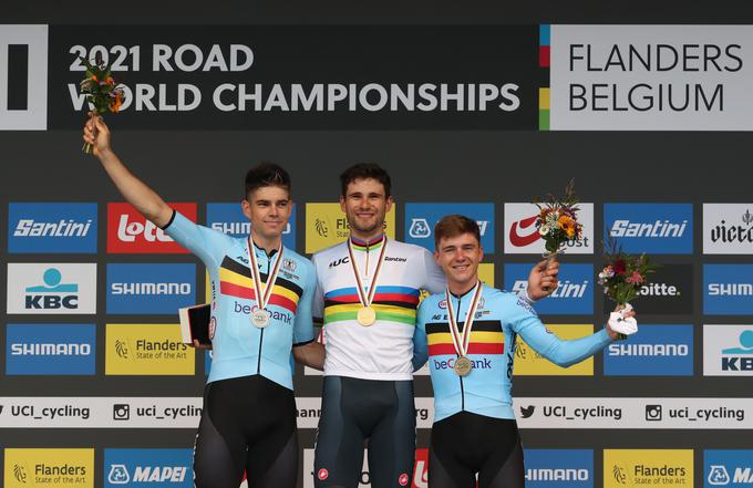 Presrečnemu svetovnemu prvaku sta na zmagovalnem odru delala druščino Belgijca. | Foto: Reuters