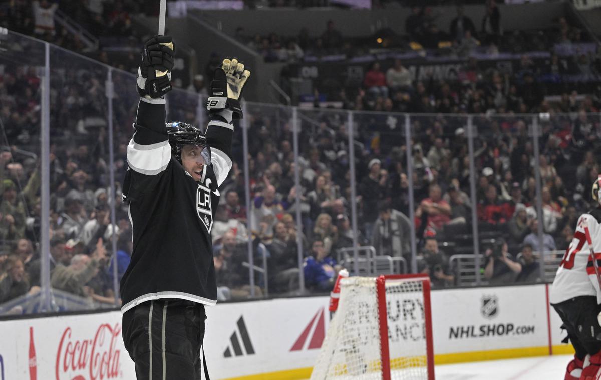 Anže Kopitar | Hokejisti moštva Los Angeles Kings z Anžetom Kopitarjem so z zmago proti New York Islanders (3:0) naredili pomemben korak v boju za končnico. | Foto Reuters