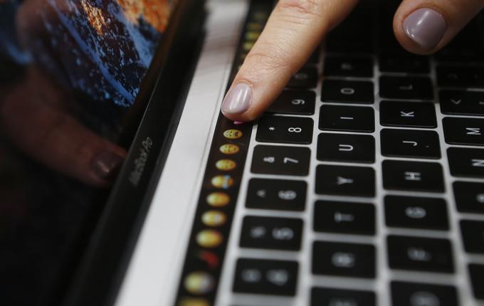 Touch Bar, zaslon na dotik, ki uporabniku omogoča hitro spreminjanje nastavitev, lahko pa si ga programira tudi tako, kot želi sam, je eden glavnih prodajnih adutov nove generacije MacBooka Pro.  | Foto: Reuters