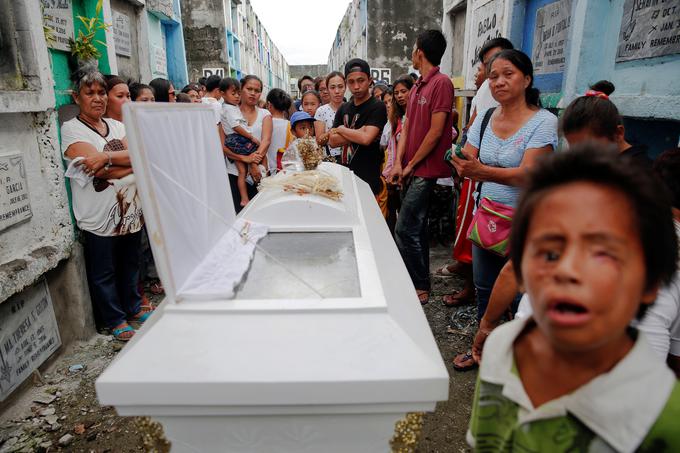 Številni narkomani na Filipinih prihajajo z "ekonomskega dna", zato kritiki Dutertejeve nasilne in kriminalne politike predsednika obtožujejo, da v resnici vodi vojno proti revnim. | Foto: Reuters