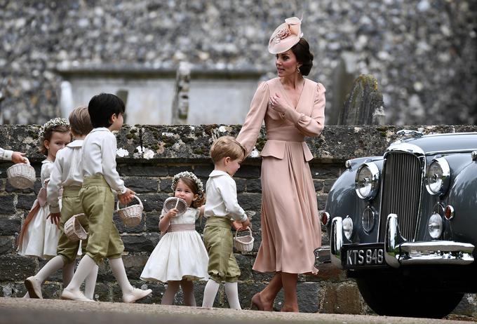 Največ pozornosti javnosti je bila deležna 35-letna vojvodinja Kate z otrokoma, triletnim Georgeom in dveletno Charlotto. | Foto: Reuters