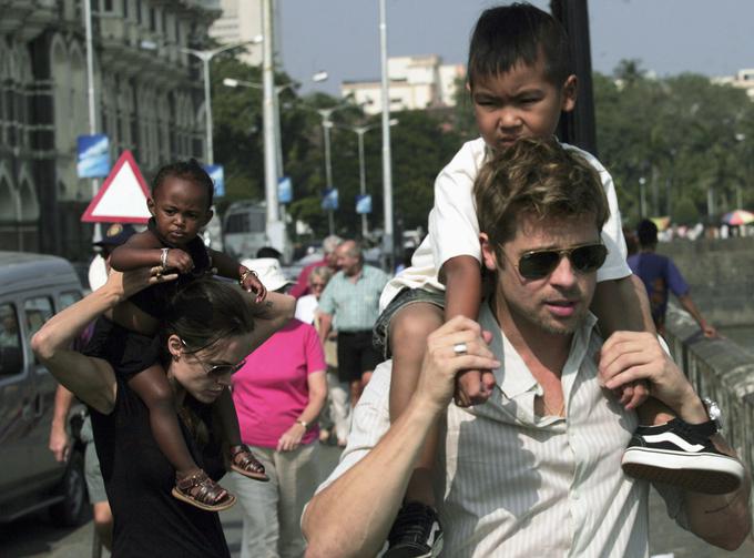 Brad in Angelina s sinom Maddoxom in hčerko Zaharo v Mumbaju. | Foto: Reuters