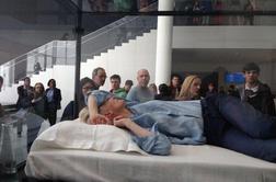 Tilda Swinton spi v stekleni kocki sredi MoMA