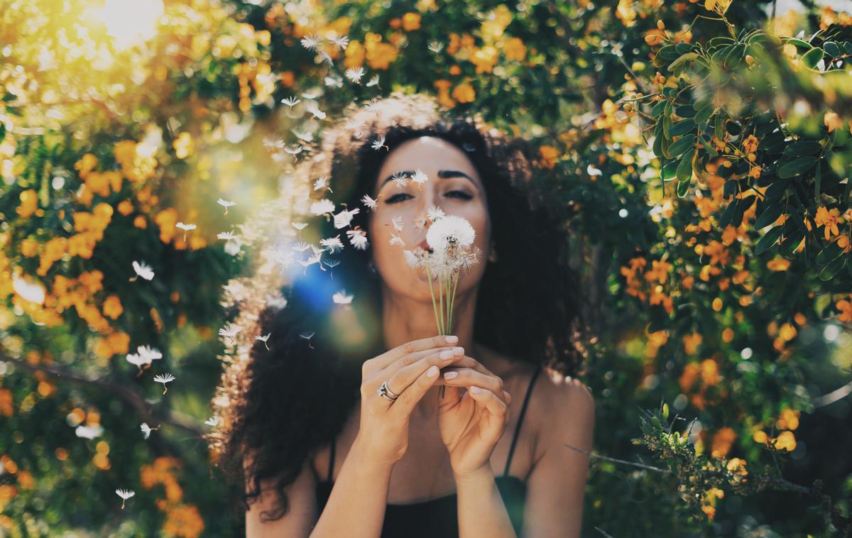 ženska, dekle, pomlad, poletje, regrat | Foto Shutterstock