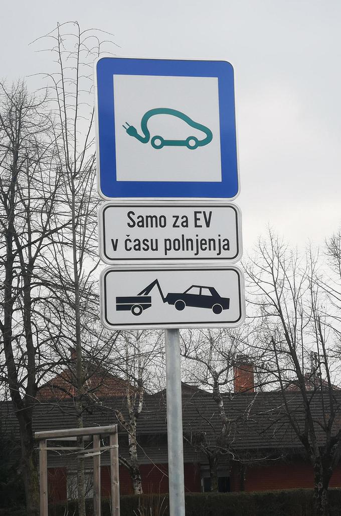 Pred nekaterimi električnimi polnilnicami so taka opozorila. | Foto: Gregor Pavšič