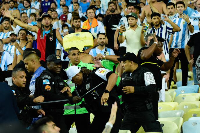Argentina : Brazilija | Pred južnoameriškim derbijem so se spopadli navijači, nato pa je brazilska policija s pendreki preprečila vdor argentinskih navijačev v drugi sektor stadiona. Tekma se je začela z zamudo. | Foto Guliverimage