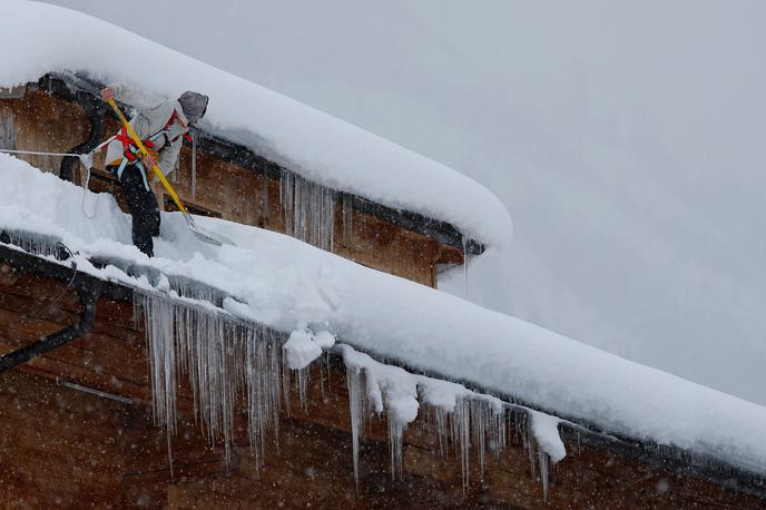 Avstrija sneg | Zaradi dežja, ki ga pričakujejo v nižjih legah na Bavarskem, bo snežna odeja na strehah še težja in zato tudi nevarnejša. | Foto Reuters