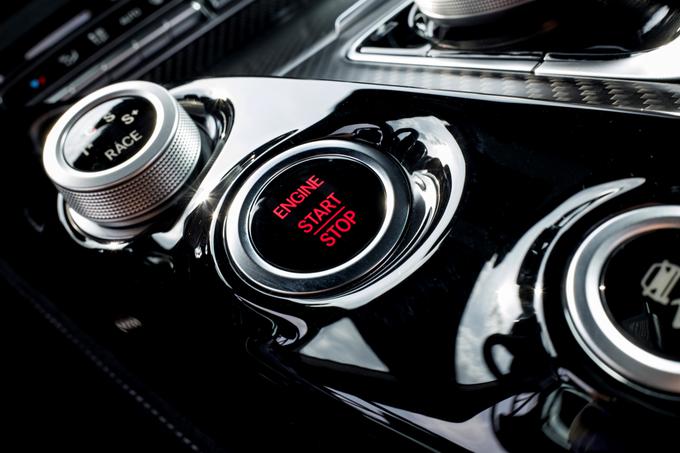Magični gumb za zagon motorja, zraven še gumbi za izbiro načina vožnje, odpiranje loput izpušnega sistema, nastavljanje trdote blažilnikov in podobno. | Foto: Mercedes-Benz
