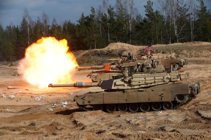 Tank M1 abrams tehta do 75 ton. Doseže lahko hitrost 67,5 kilometra na uro, njegov doseg pa je 426 kilometrov.  | Foto: Reuters