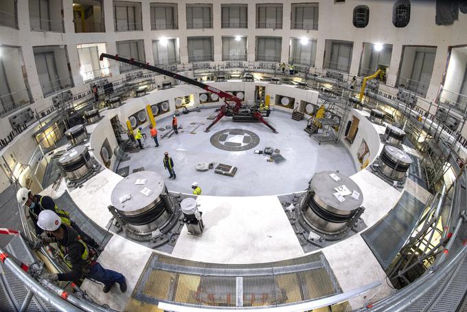 Na podstavku so že vgrajeni ležaji za kriostat, ki ga bodo vgradili naslednjega. | Foto: ITER