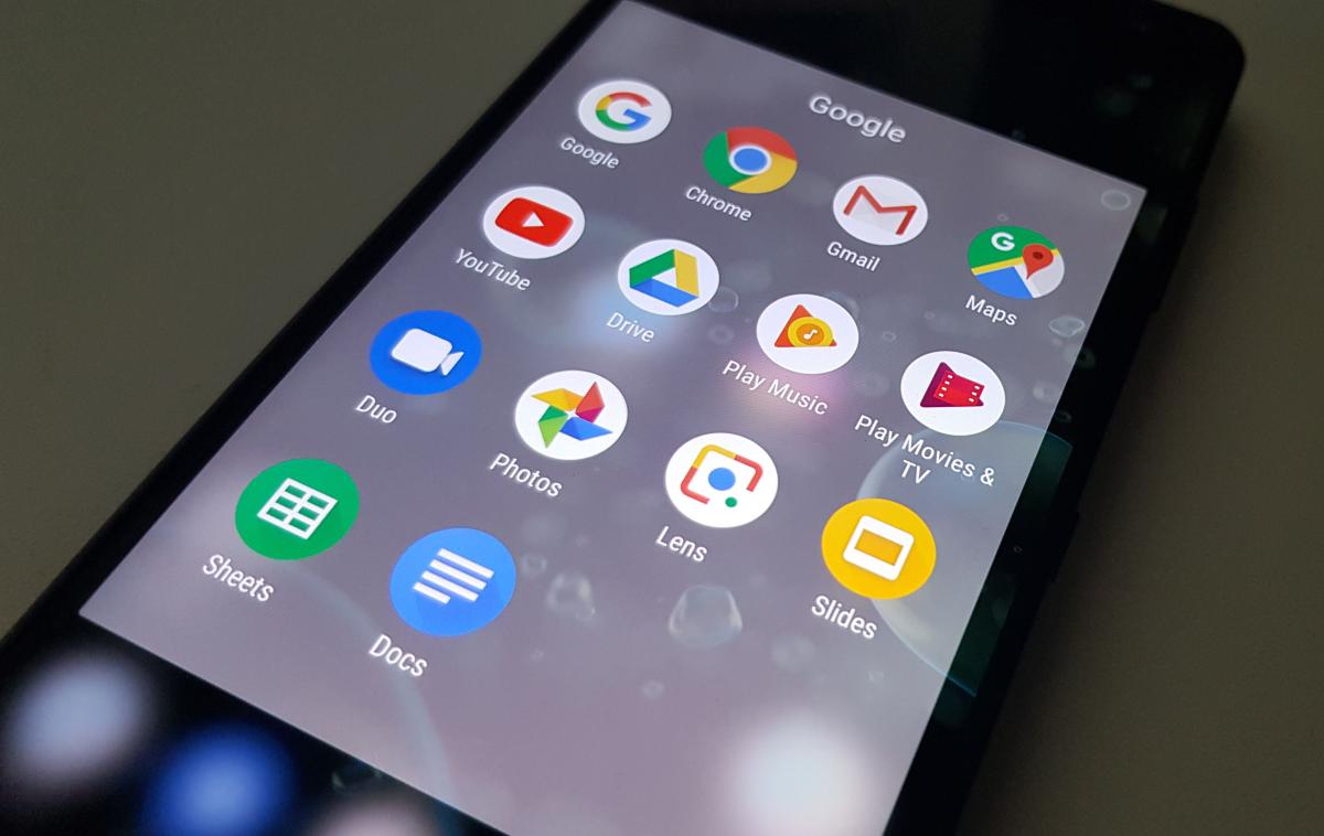Pametni telefon, Android, Google | Evropska komisija je Google že večkrat obtožila, da imajo njegove storitve in aplikacije (na fotografiji) na evropskem trgu mobilne telefonije monopol, zaradi česar bo uporabnikom v prihodnje ponudil več možnosti izbire. Googlov operacijski sistem Android je sicer nameščen na okrog 75 odstotkih vseh pametnih telefonov na svetu. | Foto Matic Tomšič