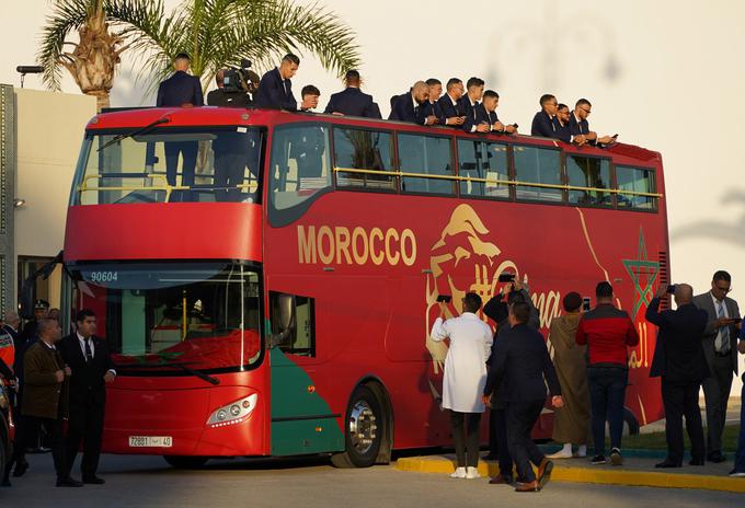 Četrtouvrščena reprezentanca SP 2022 se je podala na ceste Rabata z avtobusom z odprto streho. | Foto: Reuters