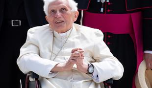Papež Benedikt naj bi bil zelo krhkega zdravja