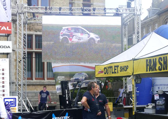 Čeprav Humar ni vozil, so na velikem zaslonu v servisni coni kazali posnetke njegove vožnje iz kvalifikacijske hitrostne preizkušnje. | Foto: 