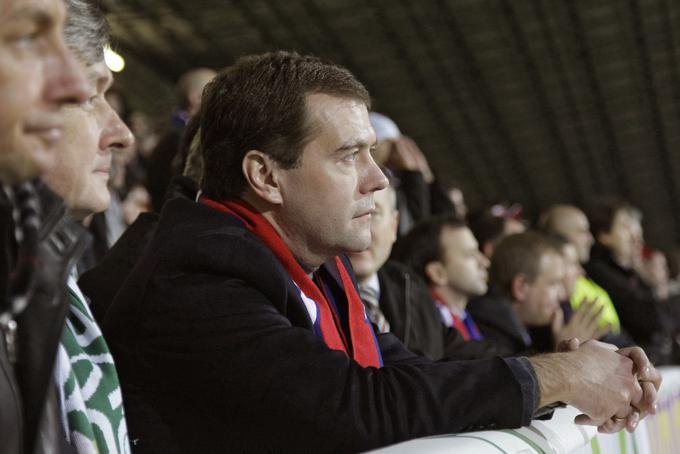 Dimitrij Medvedjev je preddesetimi leti v živo spremljal nogometni dvoboj med Slovenijo in Rusijo v Ljudskem vrtu. | Foto: Reuters