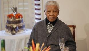 Nelson Mandela se nahaja v bolnišnici in je "zelo bolan"