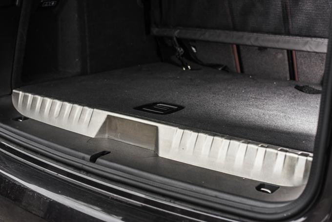 Zaradi baterije je pri obeh avtih prtljažnik manjši. Pri X3 je rob precej opazen, medtem ko je pri X5 baterija lepše skrita in se nekoliko manjši prtljažni prostor skorajda ne opazi. | Foto: Gašper Pirman
