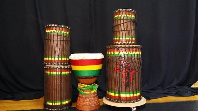 To je set bobnov, na katere igra Issiaka Sanou na svojih nastopih. Bobne tudi izdeluje. Za vsakega za les porabi od dva do tri dni, za kožo in preostalo pa potem še en teden.  | Foto: osebni arhiv/Lana Kokl