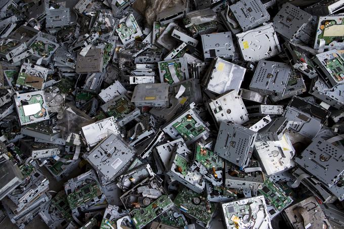 Tri četrtine odpadne elektronike, s tem pa tudi veliko dragocenih surovin, kot so plemenite kovine, še vedno končajo na odlagališčih Azije in Afrike, kjer predstavljajo veliko okoljsko in zdravstveno grožnjo. | Foto: Reuters