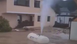 Poplave odnesle plinsko cisterno #video