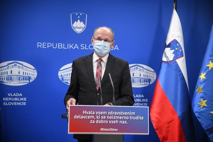 Vladni govorec za covid-19 Jelko Kacin je poudaril, da je v domovih za starejše trenutno aktivnih kar 2.510 okužb z novim koronavirusom. | Foto: STA ,