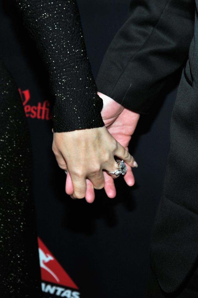 Med razmerjem jo je zasnubil s 35-karatnim diamantnim prstanom, vrednim deset milijonov dolarjev. | Foto: Getty Images