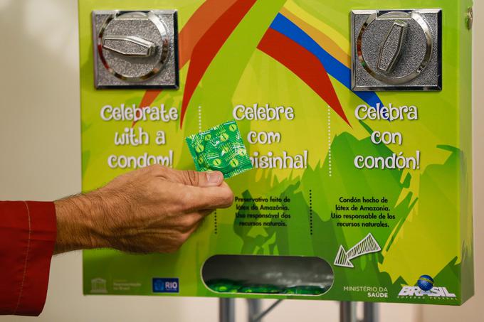 "Praznujte s kondomom!" sporoča avtomat za kondome v olimpijski vasi v Riu. | Foto: Getty Images