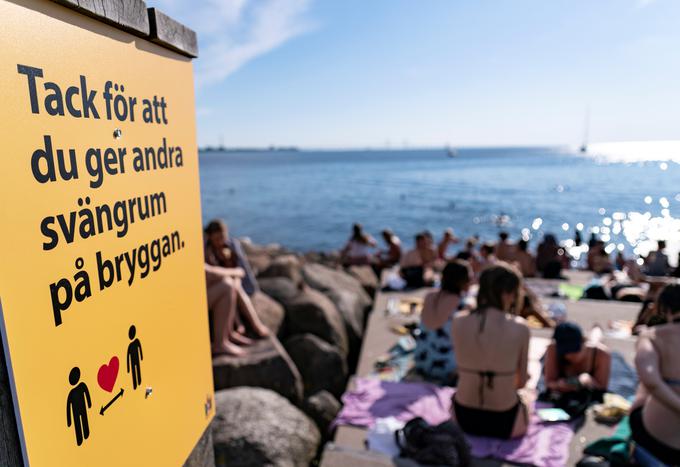 Švedska priporoča in spodbuja ohranjanje razdalje praktično na vsakem koraku. | Foto: Reuters