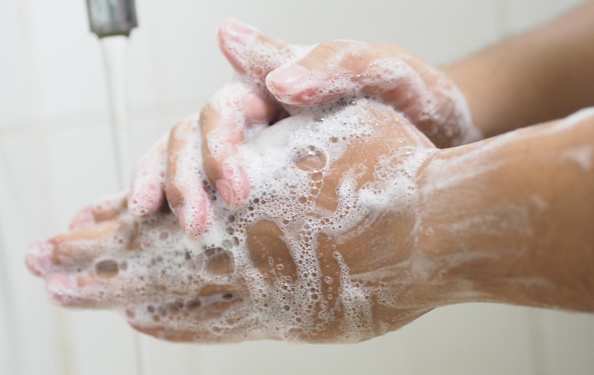 umivanje rok | Virusi lahko prežijo na nas tudi tam, kjer jih morda niti ne pričakujemo, zato je redno in temeljito umivanje rok zelo pomembno. | Foto Getty Images
