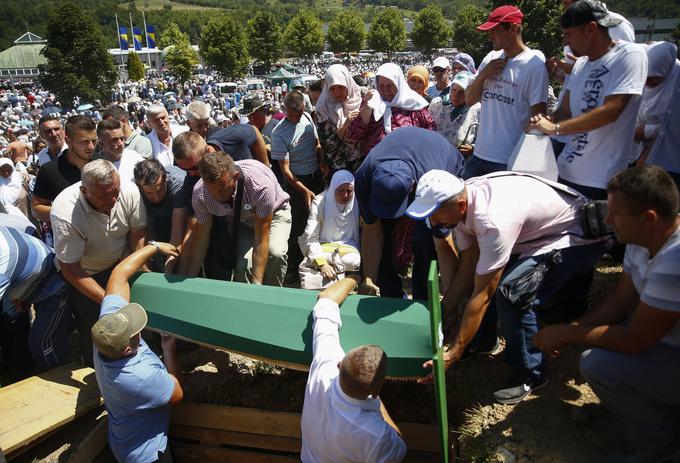Pokop identificirane žrtve genocida v Srebrenici | Foto: Reuters