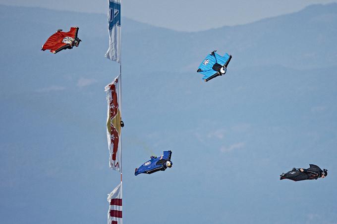 Skok in letenje z "wingsuitom" je skrajno adrenalinsko doživetje.  | Foto: Red Bull