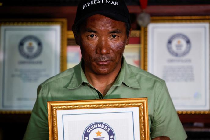 Kami Rita, šerpa | V ponedeljek je gorski vodnik, nepalski šerpa Pasang Dawa, 27. dosegel vrh gore Everest in se izenačil z alpinističnim kolegom Rito, ki si je pretekli torek povrnil lastništvo rekorda za največ uspešnih vzponov na najvišji vrh sveta. | Foto Reuters