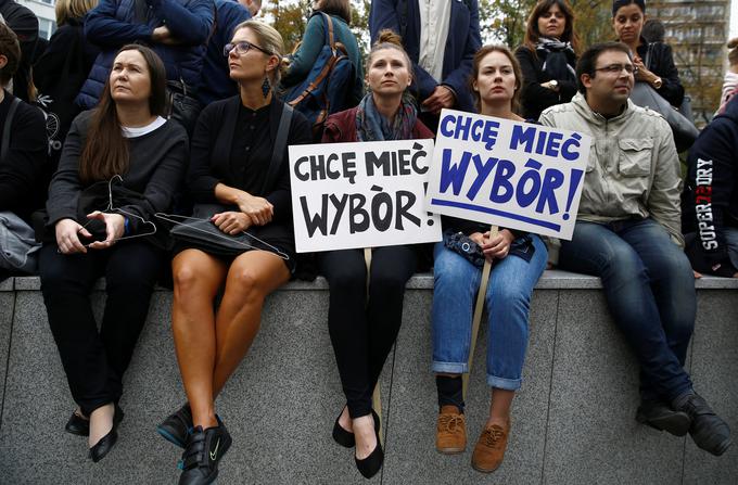 Močno restriktiven predlog zakona proti splavu je na ulice poljskih mest pognal številne protestnike. Številnih shodov na Poljskem naj bi se udeležilo šest milijonov ljudi, predvsem žensk. | Foto: Reuters