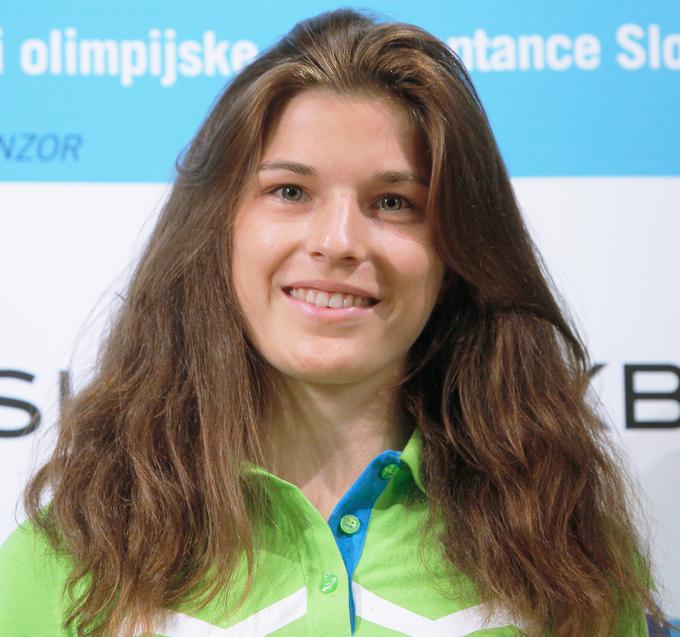 Med poletom v Belorusijo ji je oteklo poškodovano koleno, a je zmogla podvig in osvojila medaljo. | Foto: STA ,