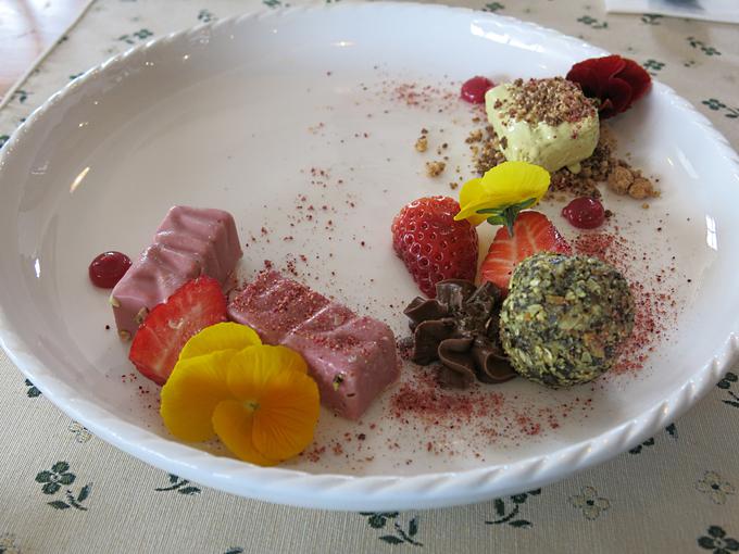 Kuharjev izbor sladic z bučnim oljem: parfe z drobljencem, kroglica z bučnimi semeni na čokoladnem musu in praline z ruby čokolado | Foto: Miha First