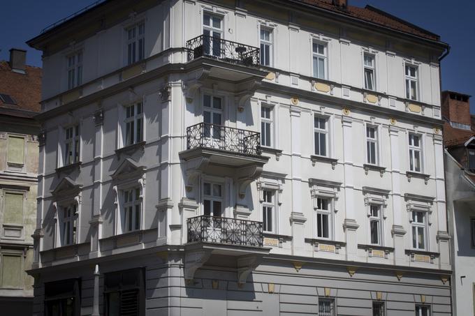V staromeščanski vili na obrežju Ljubljanice se 83 kvadratnih metrov veliko stanovanje prodaja za 389 tisoč evrov. | Foto: Bojan Puhek