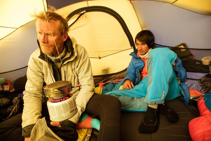 David Lama | Čudežni deček plezanja in alpinizma David Lama in izkušeni ameriški alpinist Conrad Anker sta se novembra 2016 še drugič poskušala povzpeti na Lunag Ri, enega zadnjih nepreplezanih vrhov nepalske Himalaje. Anker je na višini 5.800 metrov doživel srčni zastoj, s pomočjo Lame, ki je poklical reševalni helikopter, mu je uspelo sestopiti do drugega baznega tabora. Devet ur po prvih bolečinah v prsih so ga v Katmanduju uspešno operirali. | Foto Red Bull Content Pool