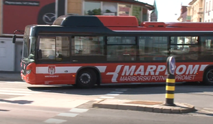 V Mariboru nad avtobuse z granitnimi kockami #video