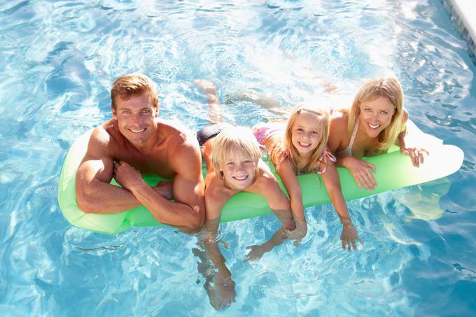 Otroci neznansko uživajo, ko se jim starši pridružijo v bazenu. | Foto: Getty Images