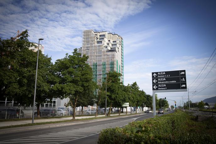 Kvarter Šiška | V štirih stolpnicah bo skupno na voljo 221 stanovanj. Od tega bo v zgornjih petih nadstropjih umeščenih 56 ekskluzivnih stanovanj. | Foto Ana Kovač