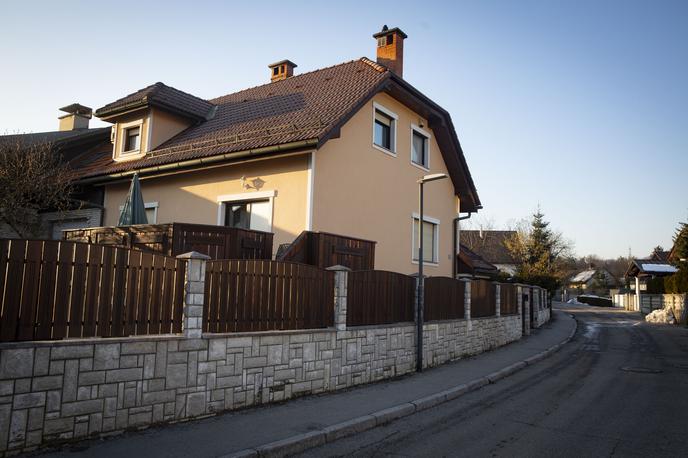 Dom, hiša v Črnučah, kjer naj bi prebivali ruski vohuni. | Hiša v Črnučah, kjer sta ruska vohuna bivala z dvema mladoletnima otrokoma.  | Foto Bojan Puhek
