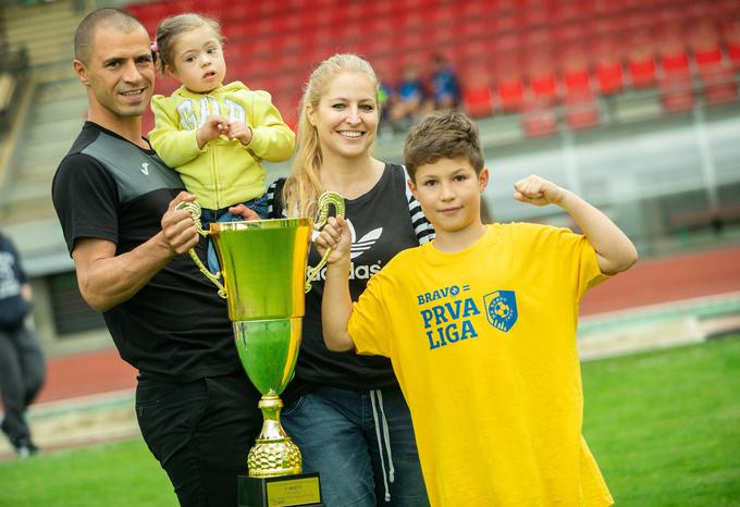 Dejan Grabić z ženo Janjo in otrokoma ob osvojitvi naslova prvaka druge lige z Bravom leta 2019 | Foto: Nik Moder/Sportida