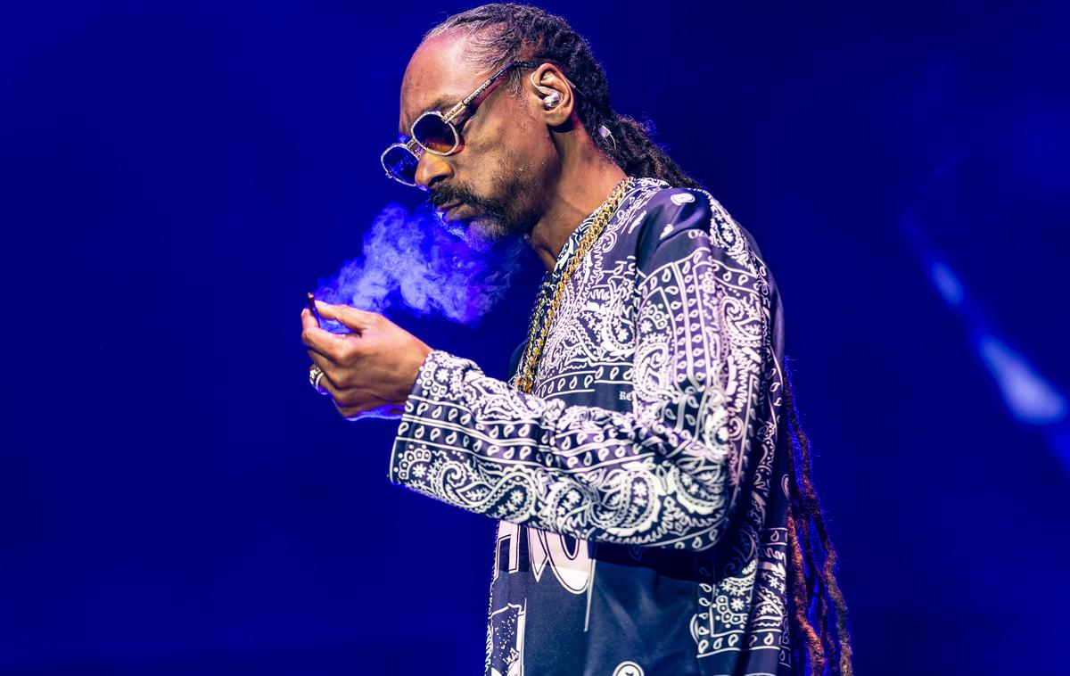 Snoop Dogg | Pred kratkim je Snoop Dogg v enem izmed intervjujev dejal, da ga, čeprav vsak dan kadi marihuano, ne skrbi za svoje zdravje, saj ga to ohranja mladega. | Foto Guliverimage