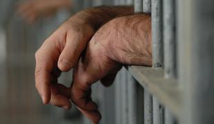 Povprečen zapornik je moški, ropar ali vlomilec, star med 30 in 40