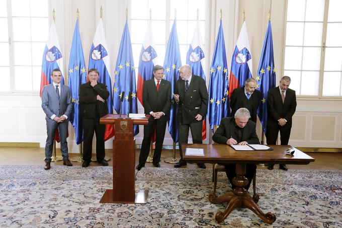 V predsedniški palači so danes podpisali t. i. Ljubljansko pobudo za začetek postopka za sprejem nove ustave EU, ki vključuje tudi osnutek nove ustave. | Foto: STA ,