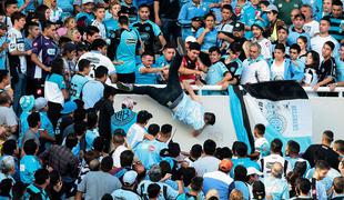 Groza v Argentini: bežal pred navijači in zgrmel v smrt #video