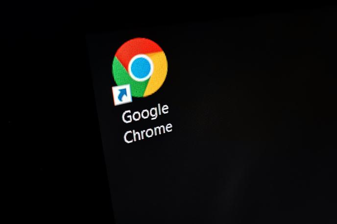 Google Chrome | Google Chrome je po podatkih analitičnega portala StatCounter GlobalStats še vedno daleč najbolj priljubljen spletni brskalnik, saj je prva izbira več kot 65 odstotkov uporabnikov. Sledi mu Applov Safari z okrog 19-odstotnim deležem, od vključno tretjega mesta pa si sledijo Microsoft Edge (4,39 odstotka), Mozilla Firefox (3,07 odstotka), Samsungov mobilni brskalnik (2,7 odstotka) in Opera (2,5 odstotka).  | Foto Matic Tomšič