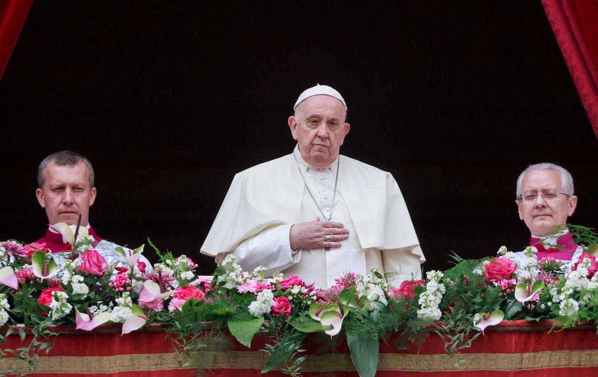 Papež Frančišek | 87-letni papež je do oltarja prišel v invalidskem vozičku in med bogoslužjem sedel. | Foto Reuters