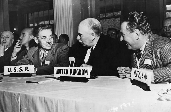Keynes je sodeloval na pogajanjih v Bretton Woodsu leta 1944, ki so položile temelje mednarodne finančne ureditve po drugi svetovni vojni: ustanovitev Svetovne banke in Mednarodnega denarnega sklada (IMF) ter Sporazum o carini in trgovini (GATT), predhodnik Svetovne trgovinske organizacije (WTO). Keynes je bil na pogajanjih srednje uspešen: namesto njegovega predloga o svetovni valuti bancor, je postala rezervna svetovna valuta ameriški dolar. Tudi ustanovitev IMF je bil ameriški predlog, v katero pa so Američani vključili Keynesove zamisli.  | Foto: Getty Images